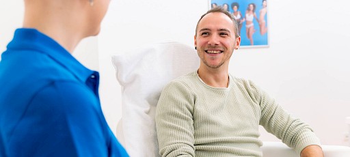 Beratungsgespräch zur Brusthaarentfernung in Erlangen