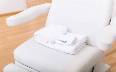 Behandlungsstuhl zur Visualisierung der Nachbehandlung nach dem Brusthaare lasern für Frauen in Erlangen