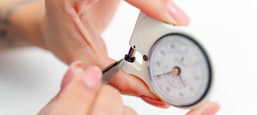 Haartypanalyse vor Haarentfernung am Rücken