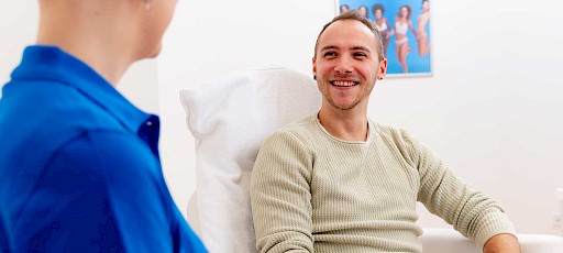 Beratungsgespräch bei simplyhairless zur Rückenhaarentfernung in Erlangen