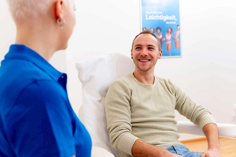 Beratungsgespräch bei simplyhairless zur Rückenhaarentfernung in Erlangen