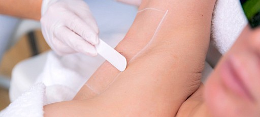 Vorbereitung der Haarentfernung an den Achseln